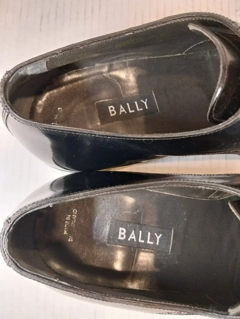 BALLY men's (SAVE $700) size 10.5 EEE black Derby.